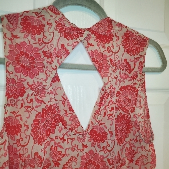 Cabi #5037 Vita Sleeveless Top Cutout Back Floral Medium Sheer - Picture 6 of 8